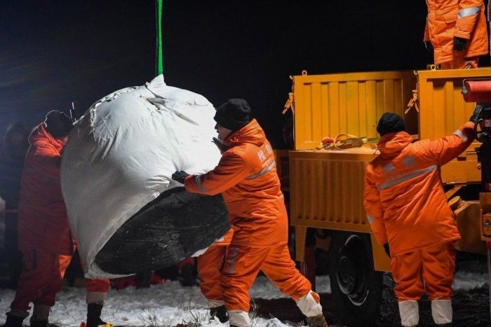 嫦娥五号搜索回收队员穿上外骨骼在雪地里跋涉
