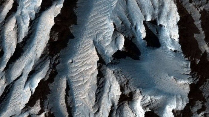 美国国家航空航天局展示了巨大的火星峡谷的新图像