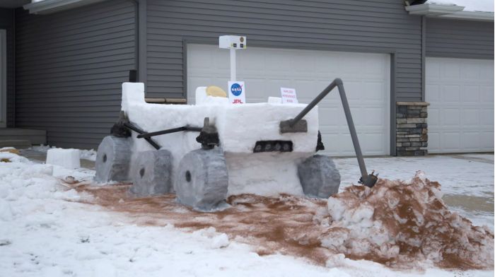 NASA员工制作雪雕版毅力号火星车与实物大小基本一致