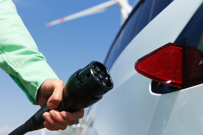 2020年燃油汽车销量下滑但电动汽车全球销量却逆风增长43%