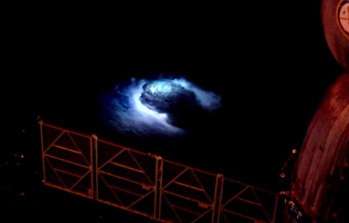 科学家利用从ISS获得的数据研究“蓝色喷流”等现象