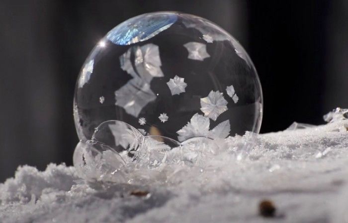 这段30秒的视频展现肥皂泡被冻结后的美丽瞬间