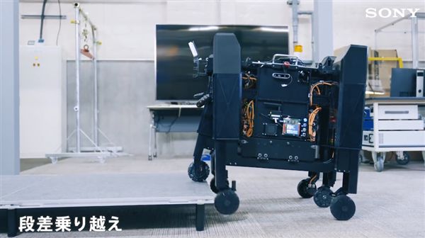 索尼发布新一代移动机器人：6腿设计最大负载40斤