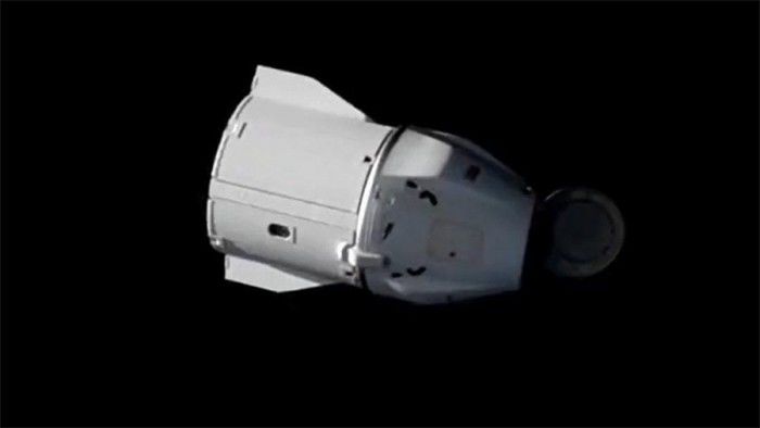 SpaceX货运“龙”飞船从空间站和谐舱面对接