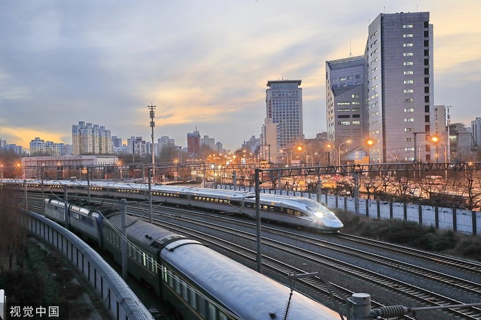 时速400公里可变轨高铁下线中国高铁加速轻量化智能化