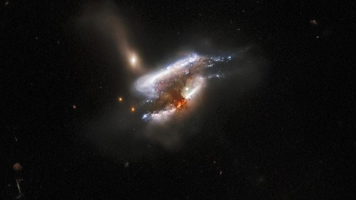 GalaxyZoo项目通过哈勃发现了一个三重星系合并