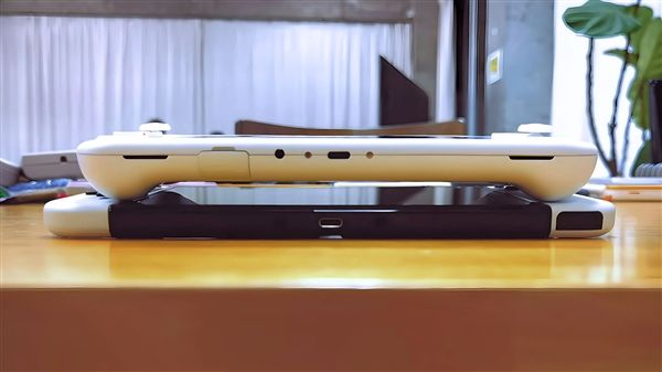 国产AYANEO首款OLED掌机真机亮相：无缘锐龙6000
