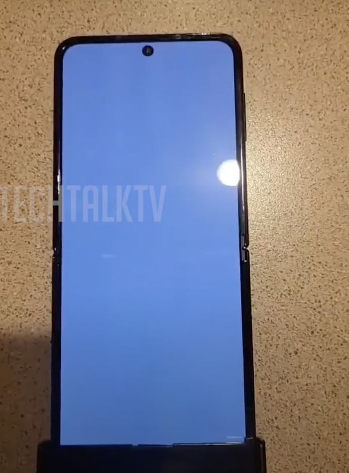 泄露的GalaxyZFlip4照片显示：新一代拥有更不明显的屏幕折痕