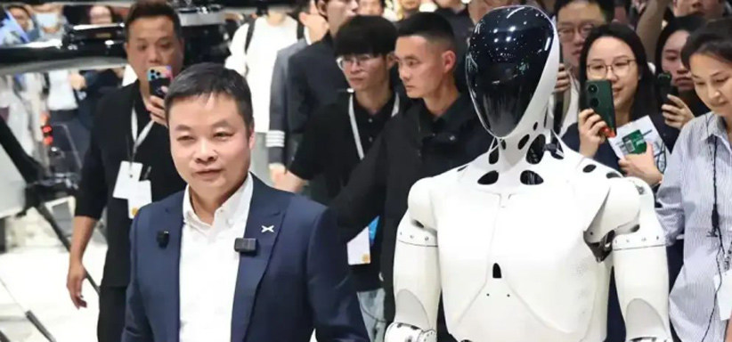 在史上最紧凑的上海车展，何小鹏搬出了他的钢铁车模