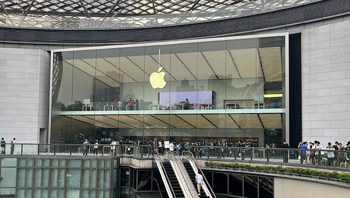iPhone15系列开售日：苹果直营店排长龙，现场黄牛加价达1200元