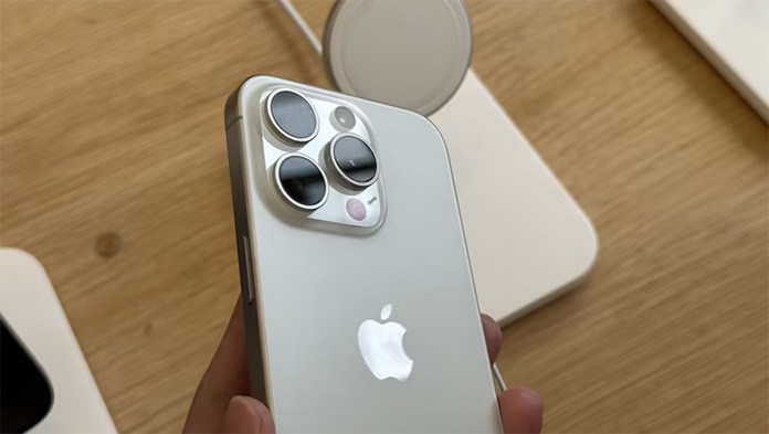 苹果iPhone 15全系首销现场体验：Pro版原色“钛”好看，标准版无人问津？